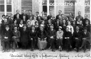 20-Swieciany-uczniowie_i_nauczyciele_gimnazjum_im_Jozefa_Pilsudskiego-1925.jpg
