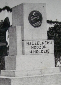 6-Pilsudski-Nowe_Swieciany-pomnik-1939.jpg