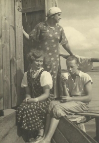 76-Raj-rodzina_Hrebnickich-1937A.jpg