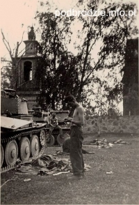 Grauzyszki-dzwonnica-czolgi-1941.jpg
