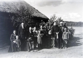 Rodzina-jezioro_Zejmiana-przed1939.jpg