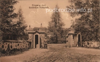Kobylnik-brama_dworska-ok1916.jpg